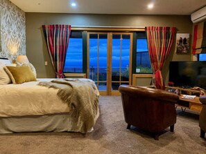 Phòng Suite Cao cấp, 1 giường cỡ king, quang cảnh hồ, khu vực sân vườn | Bộ trải giường bằng vải cotton Ai Cập, bộ đồ giường cao cấp, minibar 