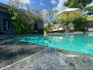 Outdoor pool, pool loungers - Ashana Hotel Uluwatu (Pecatu)