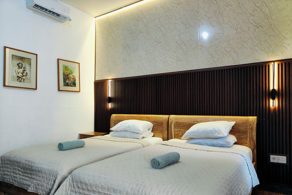 Habitación Deluxe con 2 camas individuales | Escritorio, insonorización, wifi gratis y ropa de cama