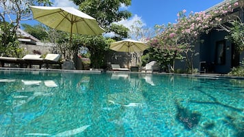 Piscine extérieure, chaises longues