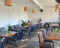 Se sirven desayunos, almuerzos y cenas; cocina internacional