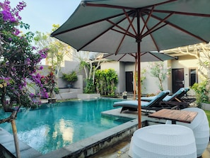 Kolam renang outdoor, dengan kursi berjemur