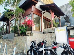 Pintu masuk properti