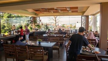 3 restaurantes; se sirve desayuno, almuerzo y cena