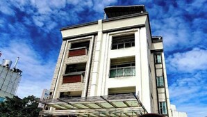 Un edifici d'edificis amb teulada plana i balcó de vidre.
