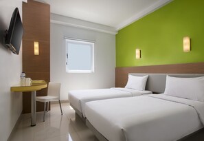 In-room safe, desk, free WiFi, bed sheets - Amaris Hotel Kupang (Kupang)