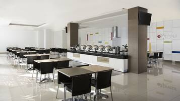 Breakfast, lunch, dinner served; Indonesian cuisine