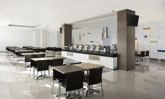 Breakfast, lunch, dinner served; Indonesian cuisine 