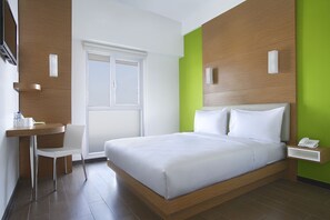 In-room safe, desk, free WiFi, bed sheets - Amaris Hotel Kupang (Kupang)