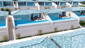 Un resort con múltiples piscinas, cada una con un área de terraza techada.