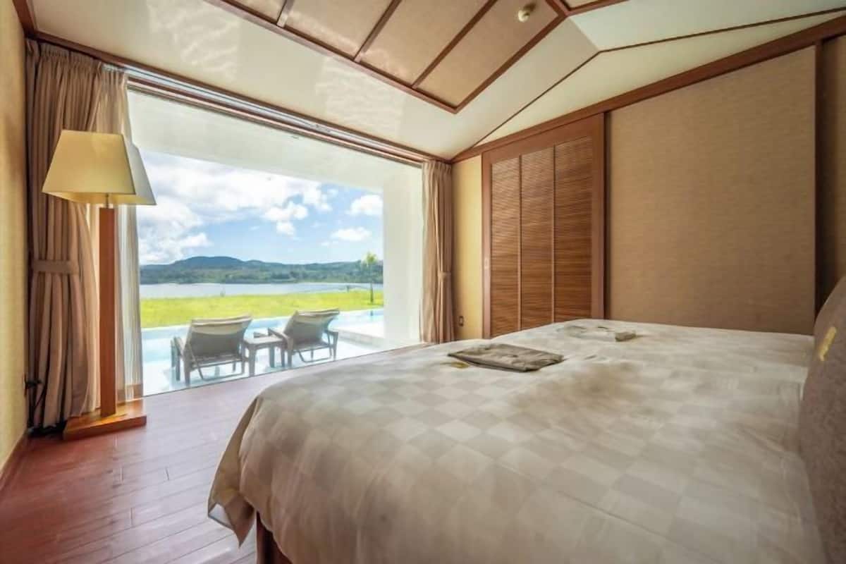 Ropa de cama de alta calidad, minibar, caja fuerte y escritorio