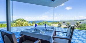 供应晚餐，泳池景观