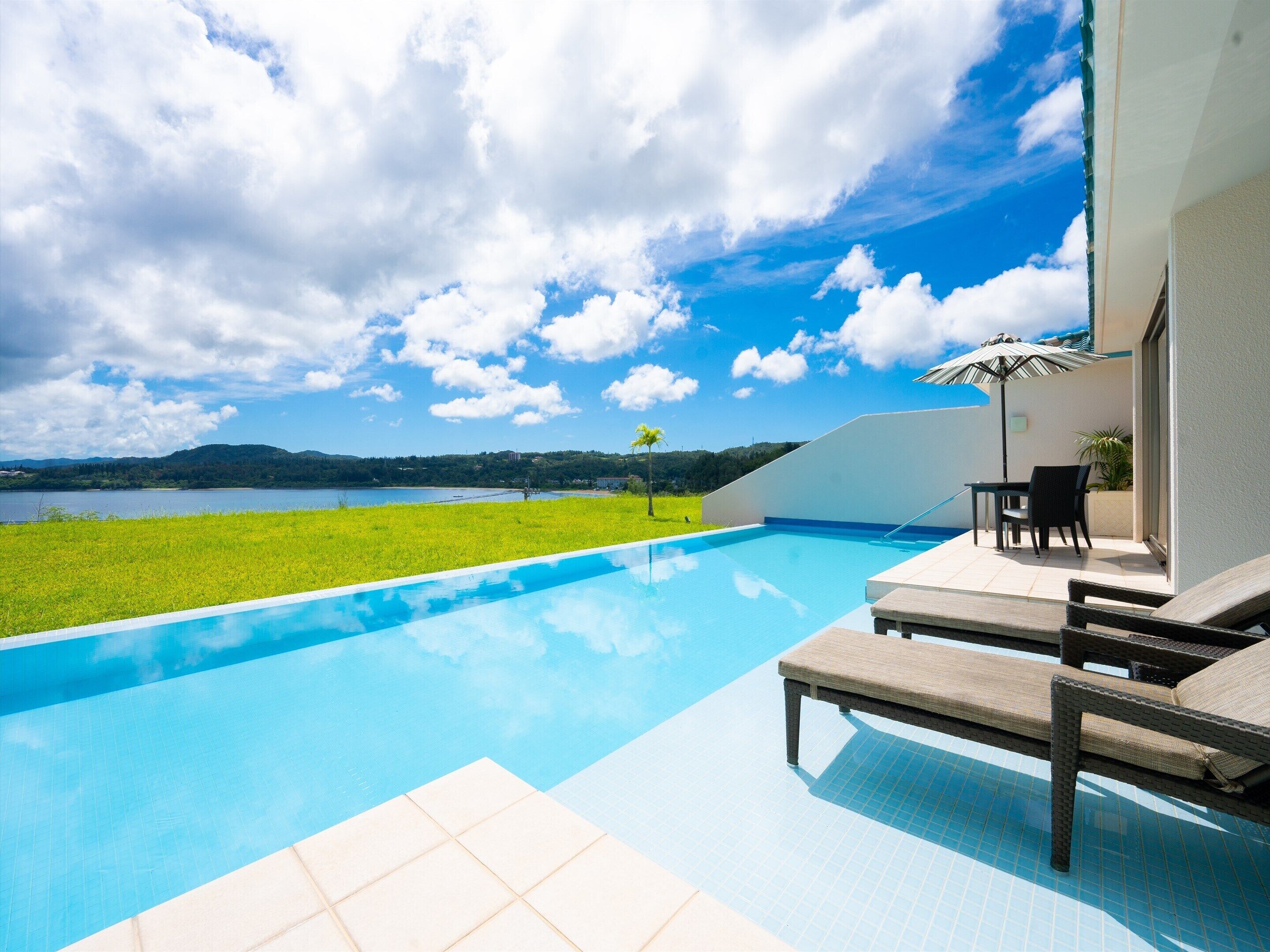 室外游泳池，日光浴躺椅