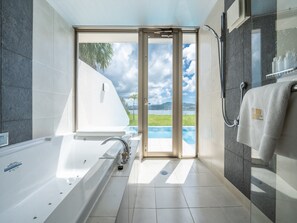 Executive-Suite, 1 Schlafzimmer, Nichtraucher, eigener Pool | Badezimmer | Duschwanne, Designer-Toilettenartikel, Haartrockner, Bademäntel