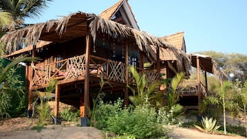 Classic Cabin, 1 Queen Bed, Garden View, Beachside | Property grounds