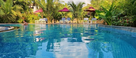 Utendørsbasseng og solsenger