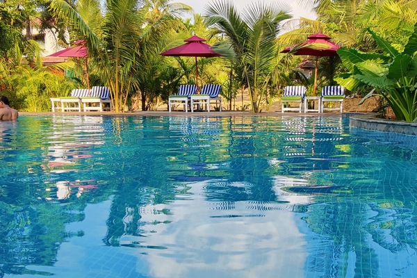 Una piscina al aire libre, tumbonas