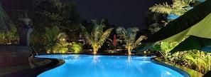 Piscina externa, espreguiçadeiras