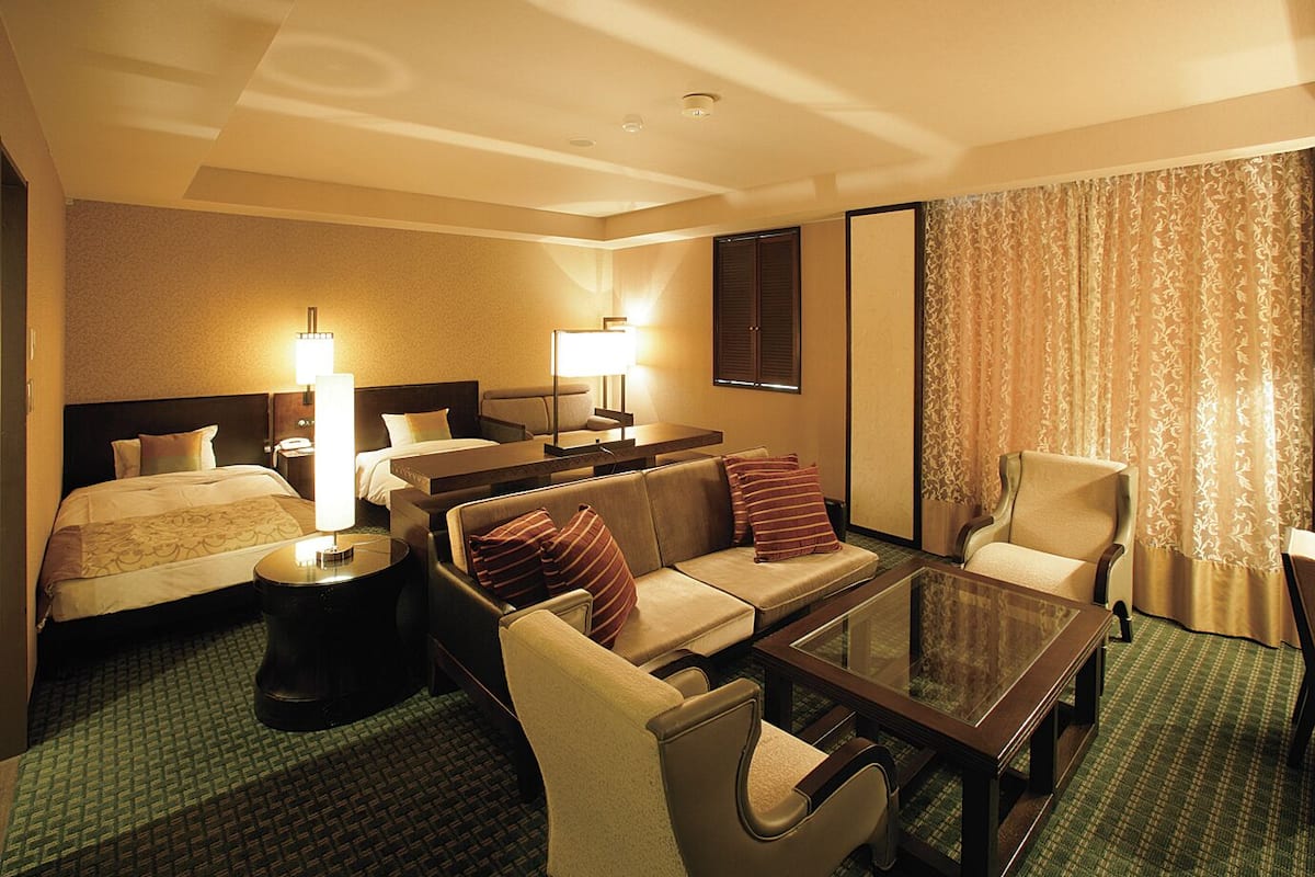 suite room | desk, iron/ironing board, free wired internet