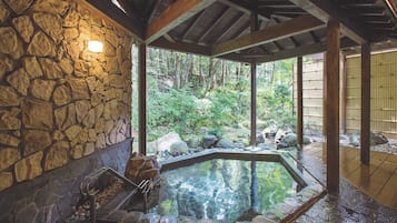Combined shower/bathtub, deep-soaking bathtub, hair dryer, slippers