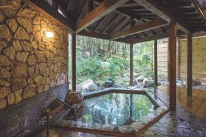 Combined shower/tub, deep soaking tub, hair dryer, slippers