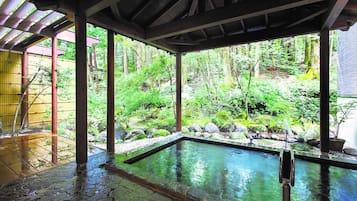 Combined shower/bathtub, deep-soaking bathtub, hair dryer, slippers