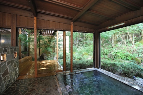 Combined shower/tub, deep soaking tub, hair dryer, slippers