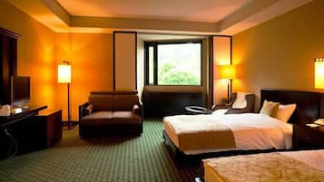 Desk, iron/ironing board, free wired Internet