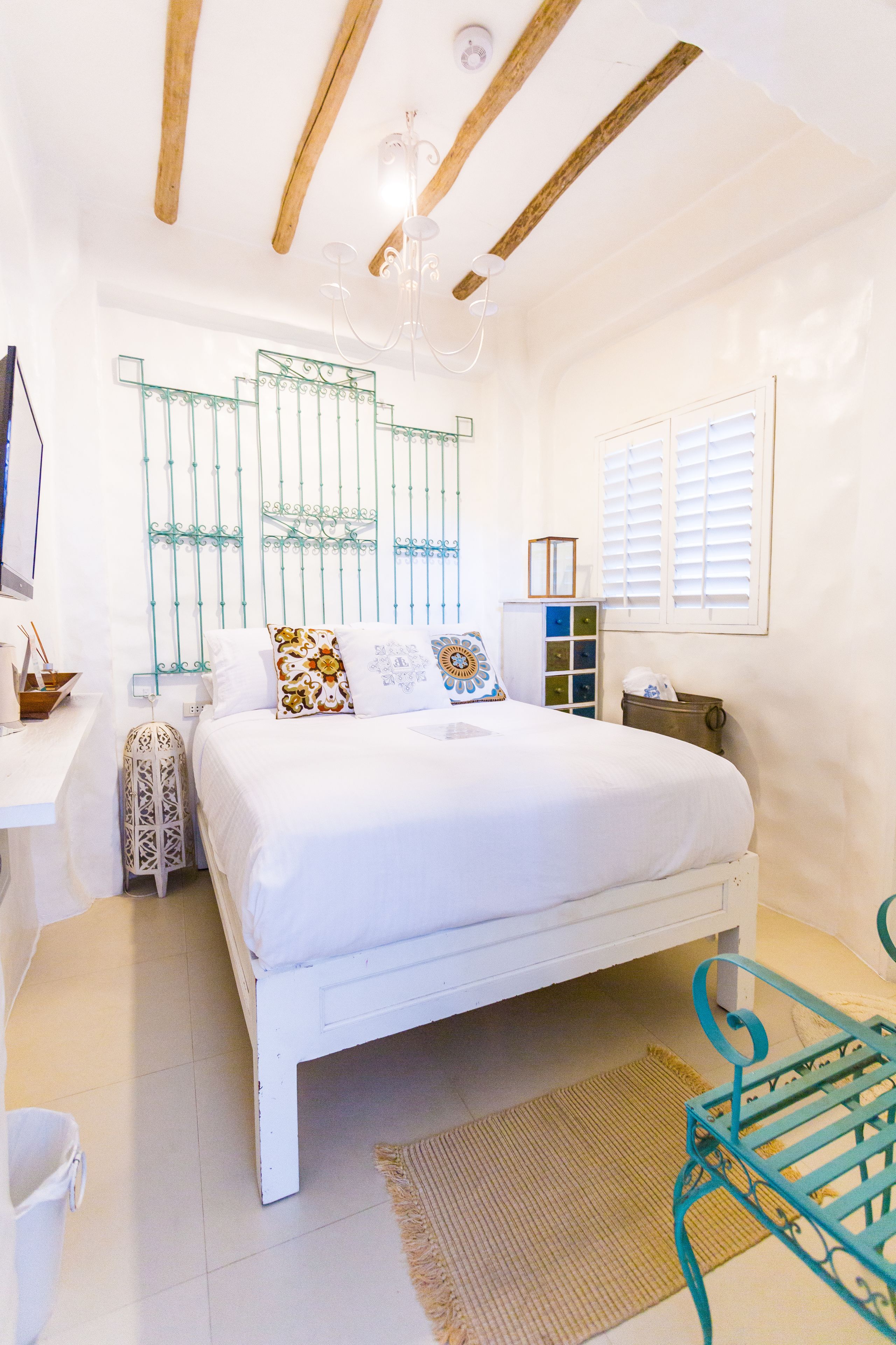 standard room, 1 queen bed | 1 bedroom, premium bedding, pillow-top beds, in-room safe