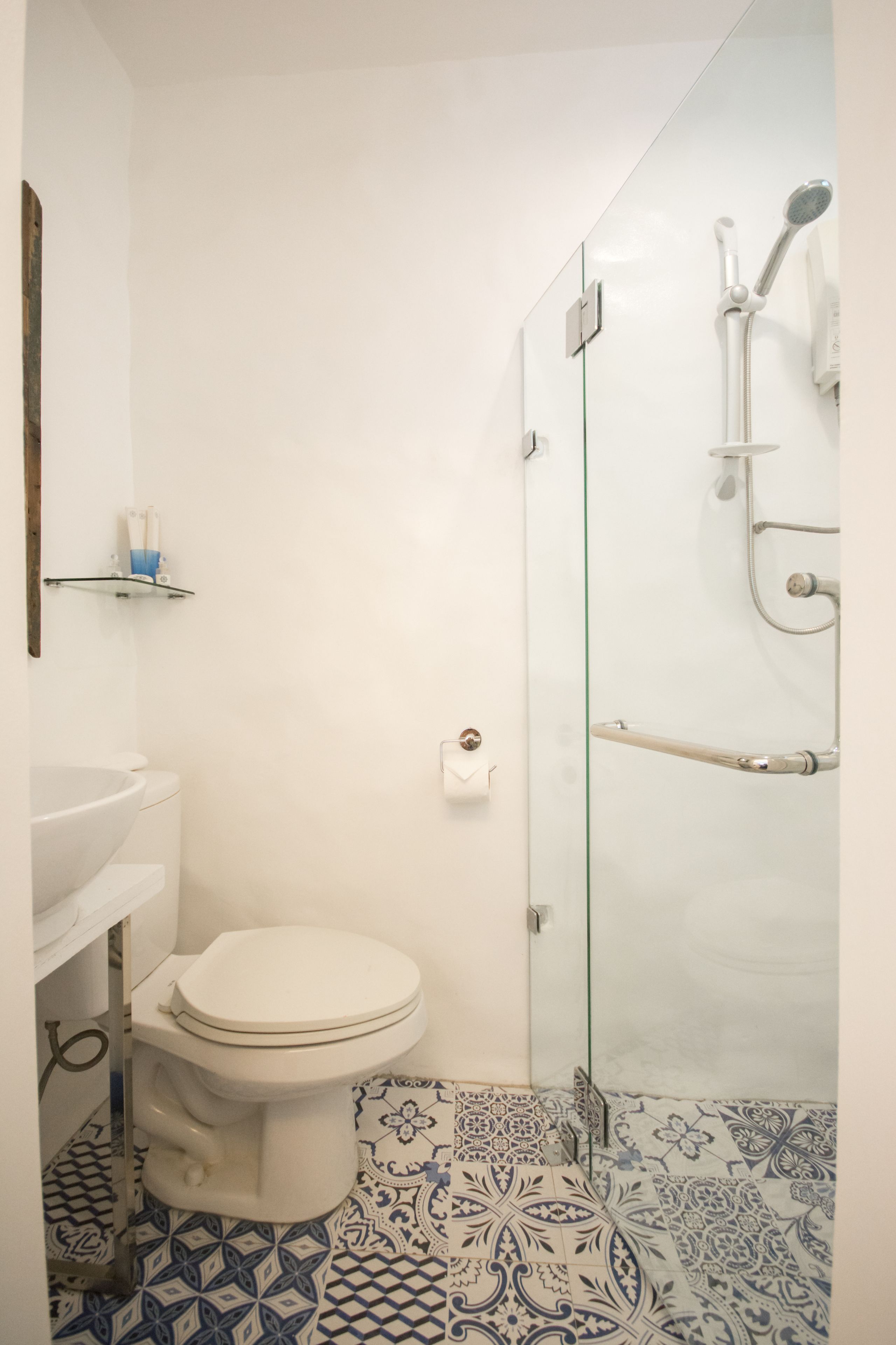 deluxe double room | bathroom | shower, rainfall showerhead, free toiletries, hair dryer