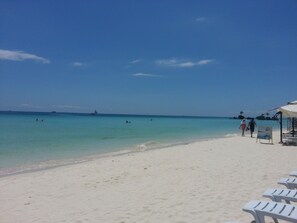 On the beach, white sand, 3 beach bars - Lugar Bonito Hotel Boracay (Boracay Island)