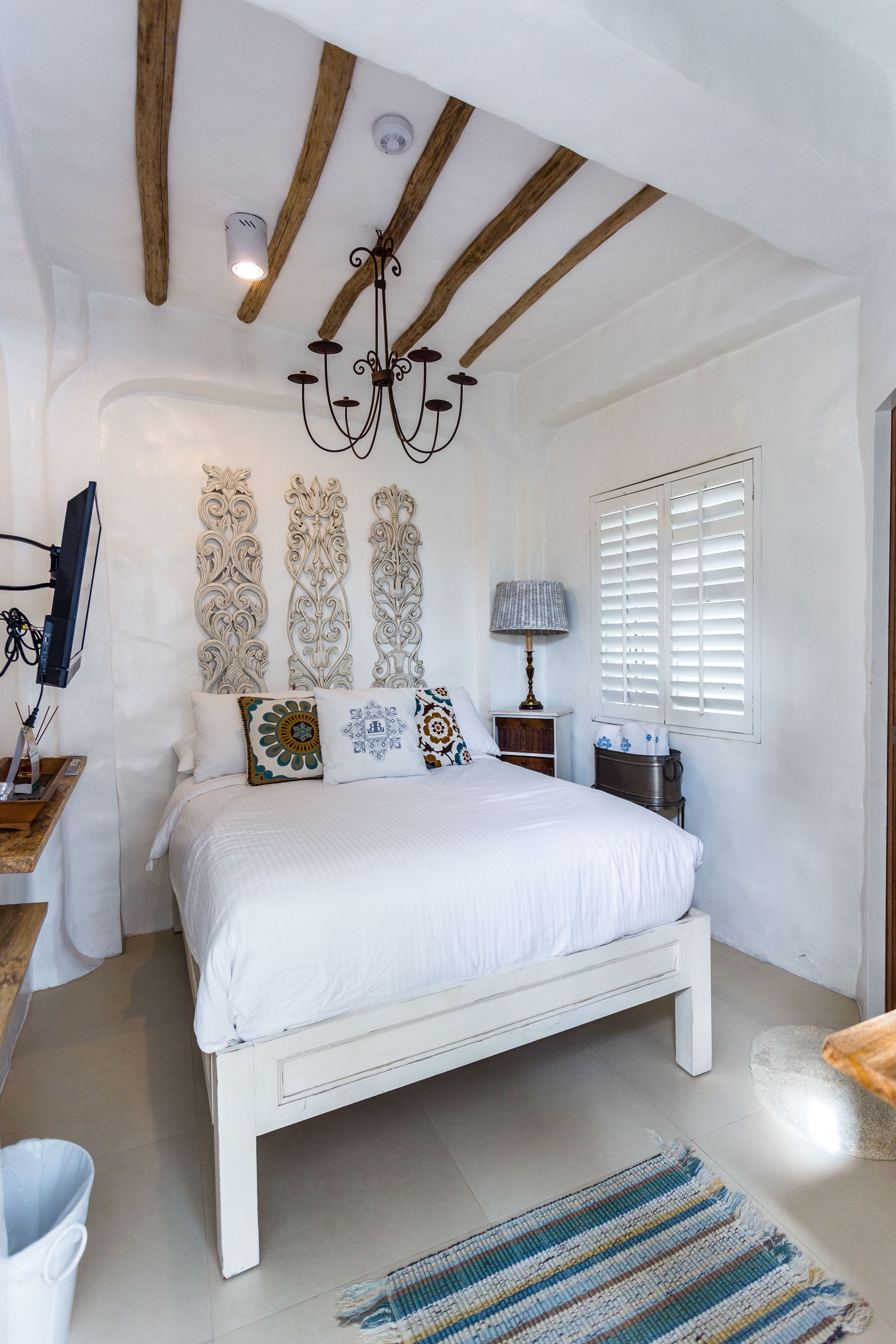 standard room, 1 queen bed | 1 bedroom, premium bedding, pillow-top beds, in-room safe