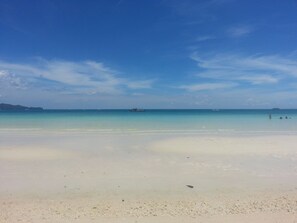 Plage, sable blanc, 3 bars de plage