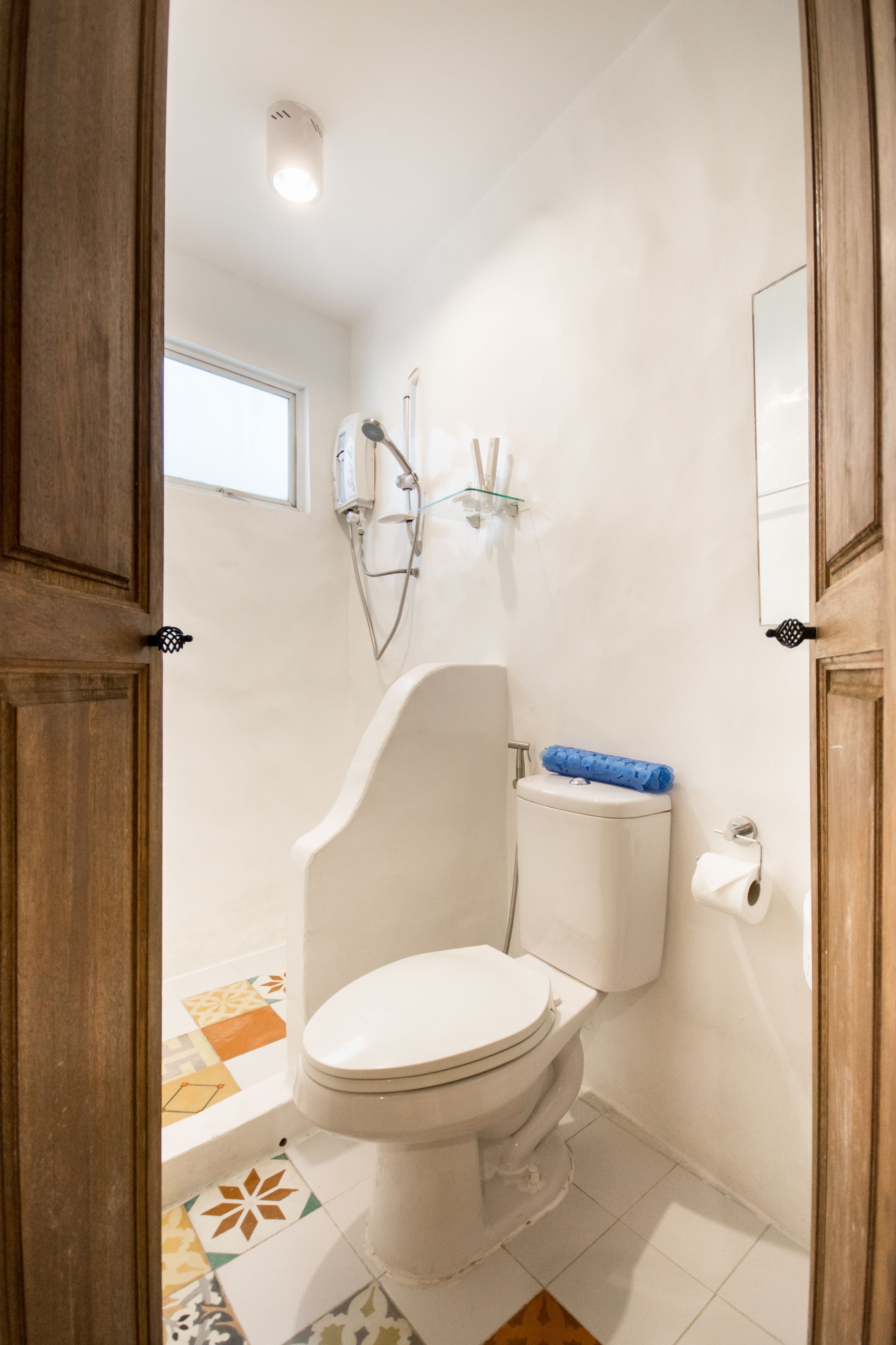 standard room, 1 queen bed | bathroom amenities | shower, rainfall showerhead, free toiletries, hair dryer