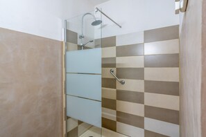 Habitación doble, vistas al mar | Baño | Bañera, artículos de higiene personal gratuitos y toallas