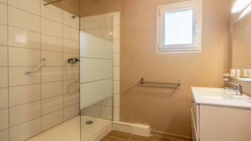 Chambre Triple, vue mer | Salle de bain | Baignoire, articles de toilette gratuits, serviettes fournies