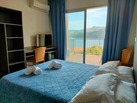 Double Room, Sea View | Desk, rollaway beds, bed sheets. Hôtel Hibiscus