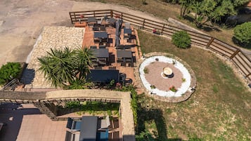Habitación doble, vista al jardín | Escritorio, camas extra y ropa de cama