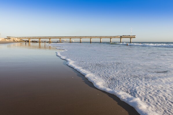 A pier extending into calm waters with a clear sky. - Beachwalk Bed and Breakfast (Gqeberha (Port Elizabeth))