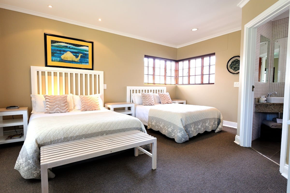 Habitación familiar, en la zona del jardín | Ropa de cama de alta calidad, edredones de plumas, minibar y caja fuerte
