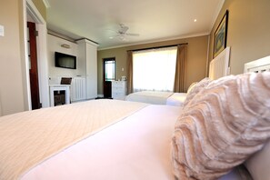 Premium bedding, down duvets, minibar, in-room safe - Beachwalk Bed and Breakfast (Gqeberha (Port Elizabeth))