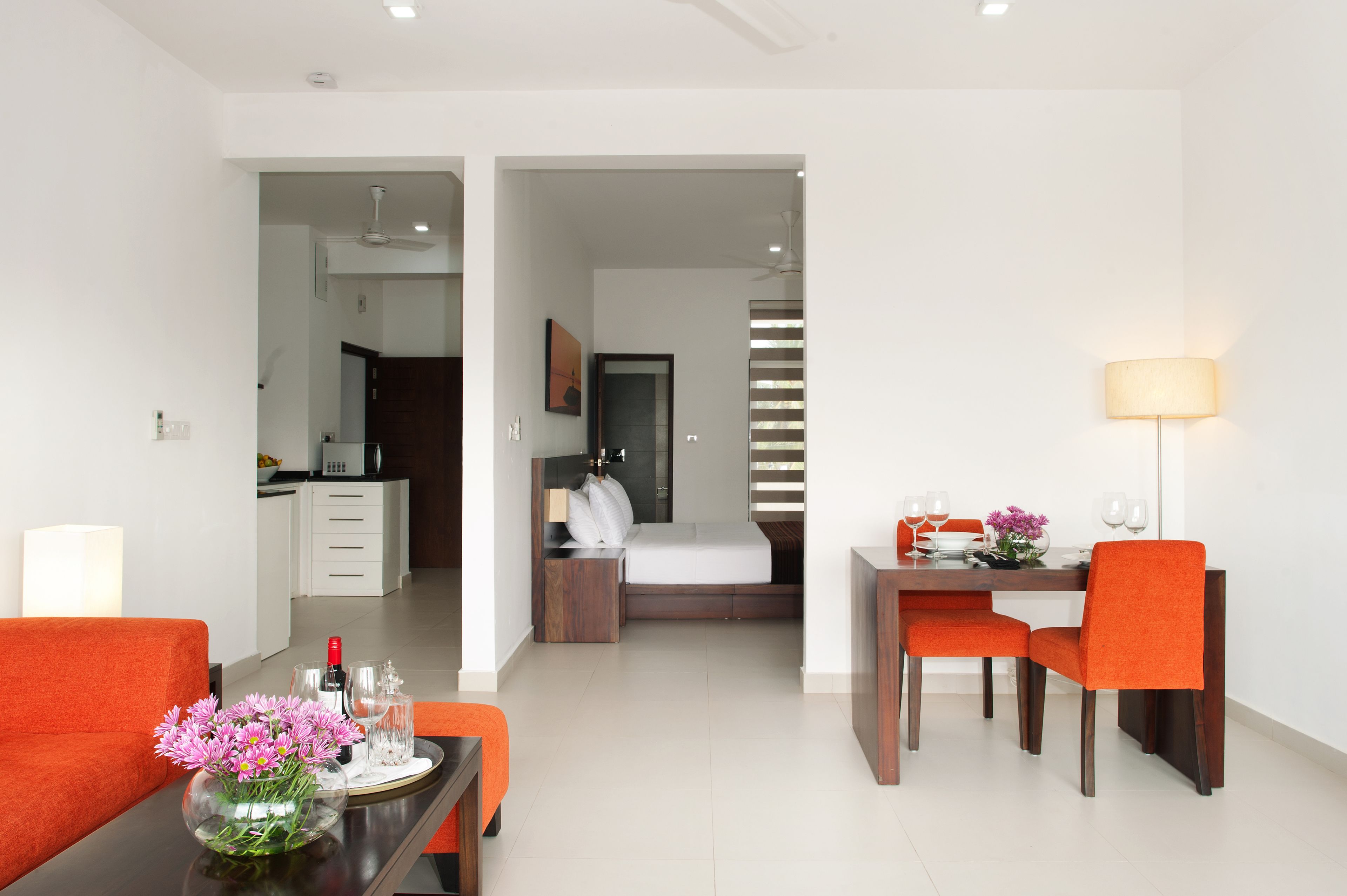 Ein modernes Hotelzimmer mit Essbereich, einer Küche und einem Schlafzimmer.