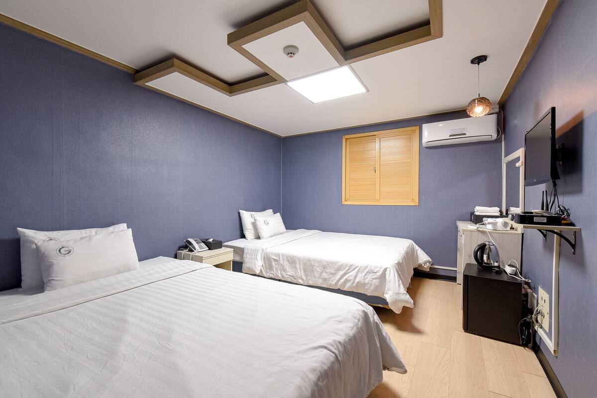 Chambre quadruple | Système d’insonorisation, accès au Wi-Fi (inclus), literie fournie