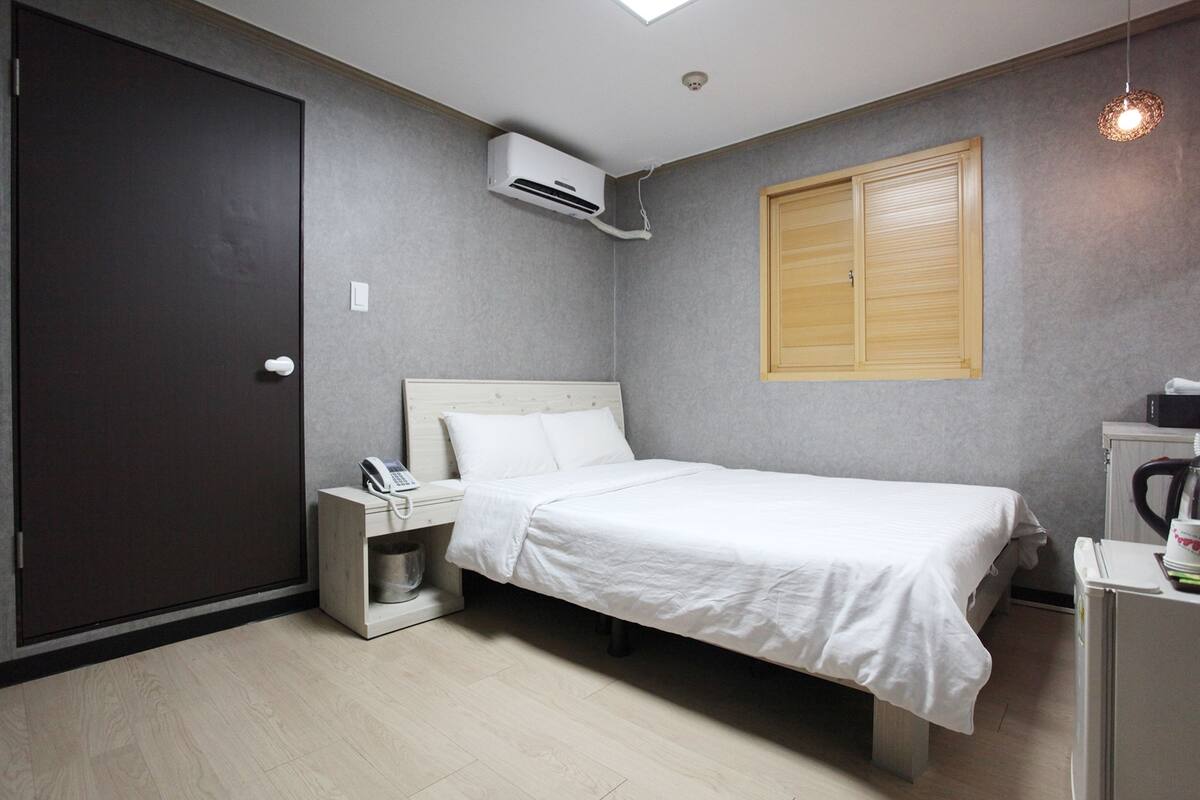 Chambre double | Système d’insonorisation, accès au Wi-Fi (inclus), literie fournie