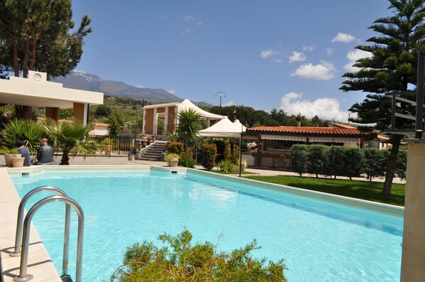 3 outdoor pools, pool loungers