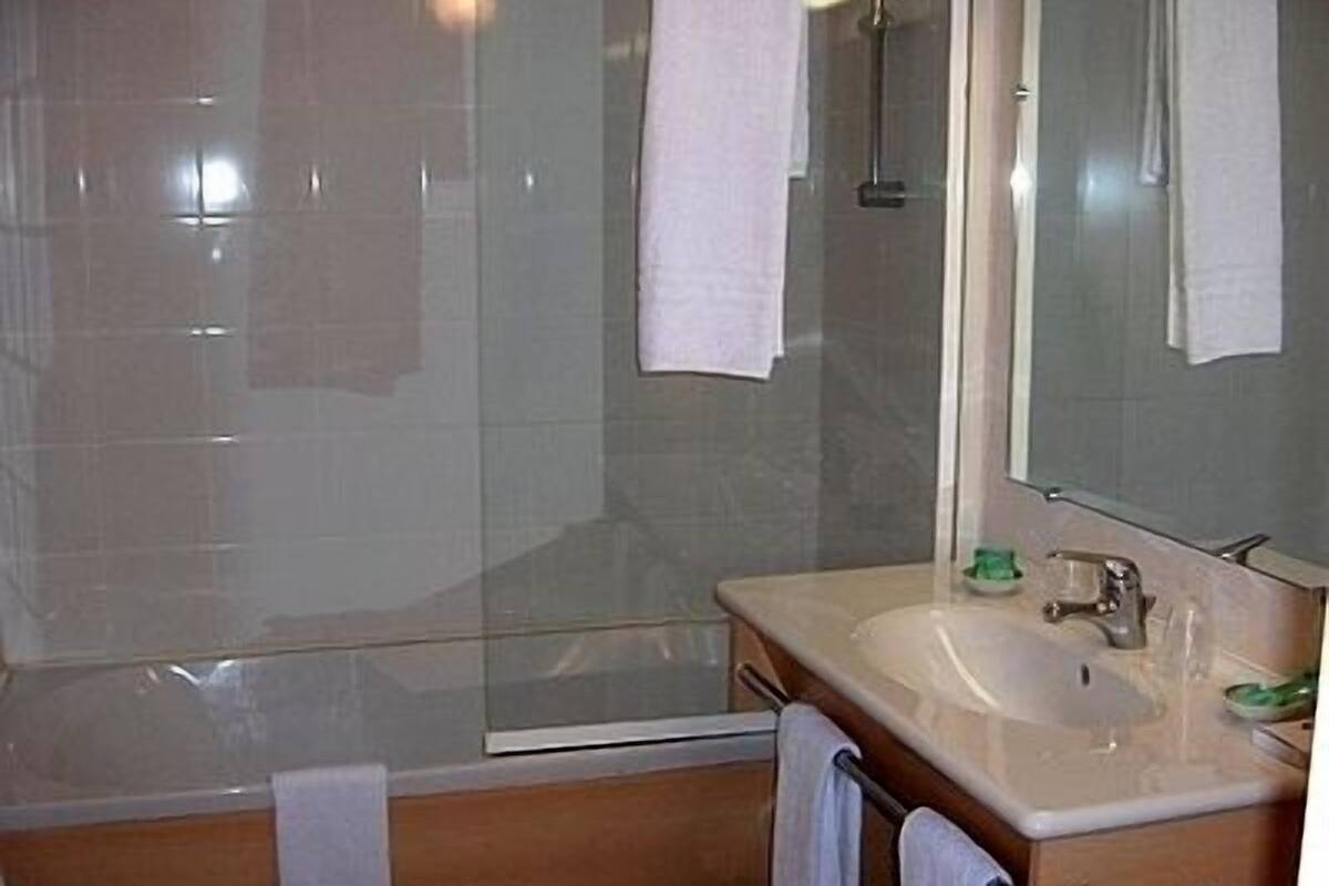 combined shower/bathtub, free toiletries, hair dryer