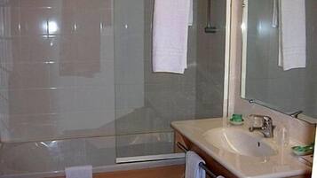 Combined shower/bathtub, free toiletries, hair dryer
