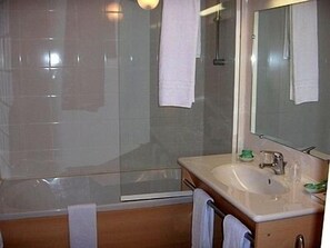 Combined shower/bathtub, free toiletries, hair dryer