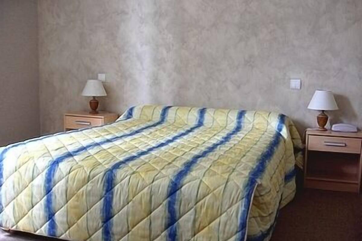 desk, free cots/infant beds, rollaway beds, free wifi