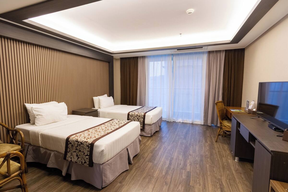 Deluxe Twin | Premium bedding, in-room safe, desk, laptop workspace